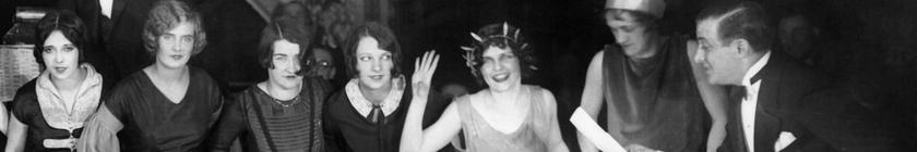 Eine Gruppe von Frauen tanzt Charleston, 1926